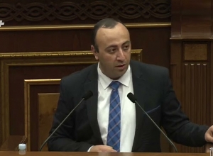 ПСА аплодировала во время выступления члена своей фракции