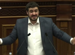 «Генерал построил четырехэтажный особняк и продал его армии; армия же подарила ему этот дом»