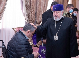 Католикос принял военнослужащих, выезжающих на лечение в Австрию