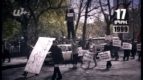 Օրացույց․ 17-ը ապրիլի․ Երեւանի փողոցներում սպառնում են այրել  նախագահ Քլինթոնի խրտվիլակը