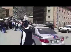 Քաջարանում զոհվածների հարազատները փակել են գերեզմանոցի ճանապարհը՝ արգելելու Փաշինյանի մուտքն այնտեղ