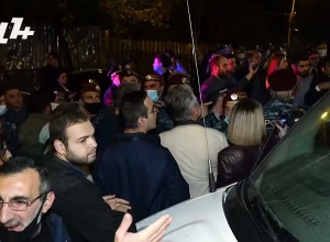 Քաշքշուկ եւ բրդբրդոց ոստիկանների եւ ակցիայի մասնակիցների միջեւ՝ Կառավարական ամառանոցների մոտ