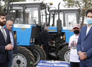 17 колесных тракторов и 2 автомобиля УАЗ были предоставлены потребительским кооперативами 8 областей Армении