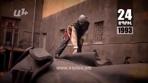 Օրացույց․ ապրիլի 24-ի օրերը․  Շերը Երեւանում բարձրացել էր Լենինի արձանի վրա