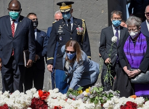 ՀՀ-ում ԱՄՆ-ի դեսպանը Ծիծեռնակաբերդում հարգանքի տուրք է մատուցել Հայոց ցեղասպանության զոհերի հիշատակին․ լուսանկարներ