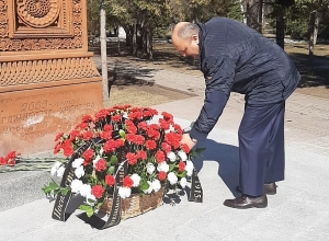 Ծաղկեպսակ Նովոսիբիրսկի խաչքար-հուշարձանի մոտ՝ ի հիշատակ  Հայոց ցեղասպանության անմեղ զոհերի