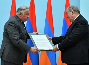 Նախագահ Սարգսյանը պարգևատրել է Ֆրանսիայի Սենատի նախագահին և մի խումբ սենատորների