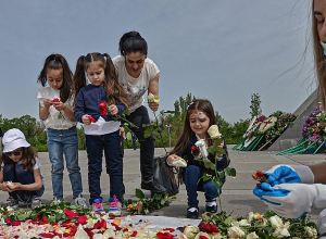 Հայոց ցեղասպանության 106-րդ տարելիցի միջոցառումները եզրափակվեցին ավանդական ծաղկահավաքով․ լուսանկարներ