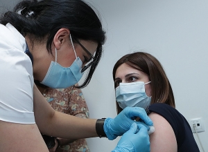 Առողջապահության նախարարի պաշտոնակատարը պատվաստվեց ուղիղ եթերում