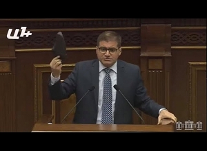 Արման Բաբաջանյանը ռուսական արտադրության կալոշ էր բերել ամբիոն