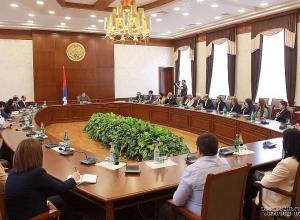 Արայիկ Հարությունյանը հանդիպել է ԱԳՆ աշխատակազմի հետ