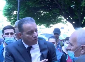 Վահան Քերոբյանը կրճատումներ է արել․  ակցիա կառավարության մոտ