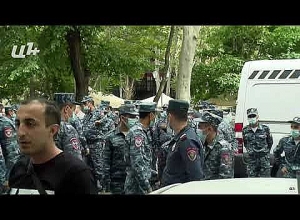 Большое количество сотрудников полиции возле прокуратуры