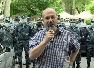 Почему вы не забираете телефон у жены Пашиняна и не допрашиваете, чтобы выяснить, что она делала в бункере?