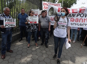 Ադրբեջանում պահվող հայ ռազմագերիերի հարազատներն ԱԺ-ի մոտից շարժվեցին դեպի դեսպանատներ