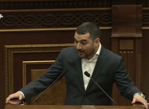 Соберитесь, господин Симонян, вы отдаёте себе отчёт, где вы, что вы говорите? Рачья Акопян