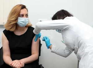 Լենա Նազարյանը ստացել է CoronaVac պատվաստանյութի առաջին չափաբաժինը