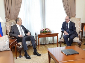 Стартовала тет-а-тет встреча Ара Айвазяна и Сергея Лаврова