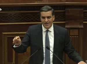 Госпожа Карапетян, вы серьёзно говорите? Сказанное вами откровенно ложно и оскорбительно: Арман Татоян