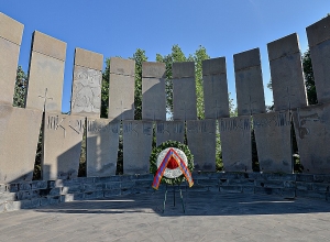 Արմեն Սարգսյանի անունից ծաղկեպսակ է դրվել «Եռաբլուր» զինվորական պանթեոնում