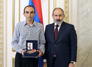 Նիկոլ Փաշինյանն Արկադի Տեր-Թադևոսյանին շնորհված Հայրենիքի շքանշանը հանձնել է նրա որդուն՝ Հայկ Տեր-Թադևոսյանին