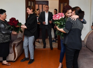 Աննա Հակոբյանն ու Լենա Նազարյանն այցելել են պատերազմում անմահացած ժամկետային զինծառայողի ընտանիքին