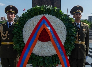 Արմեն Սարգսյանի անունից ծաղկեպսակ է դրվել Անհայտ զինվորի հուշակոթողի մոտ