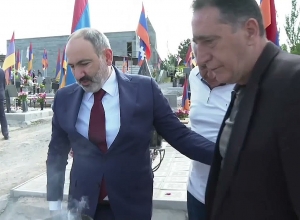 Փաշինյանը հարգանքի տուրք է մատուցել Արցախյան 44-օրյայի և Ապրիլյան քառօրյայի հերոսների հիշատակին
