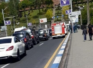 Քաղաքացին սպառնում է ինքնասպան լինել՝ նետվելով Երևանի Հաղթանակի կամրջից