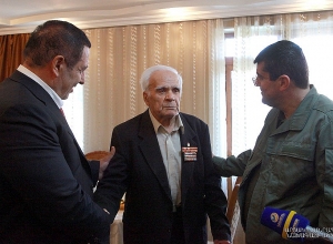 Արայիկ Հարությունյանը Գագիկ Ծառուկյանի հետ այցելել է Մեծ Հայրենականի վետերան Սերգեյ Բարսեղյանին