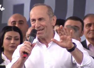 Բժիշկ կա՞․ մարդ է վատացել․ Քոչարյանի ելույթի ժամանակ քաղաքացու ինքնազգացողությունը վատացավ