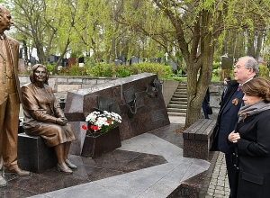 Արմեն Սարգսյանը Մոսկվայում հարգանքի տուրք է մատուցել լեգենդար հետախույզներ Գևորգ և Գոհար Վարդանյանների հիշատակին