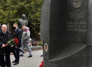 Նախագահը ծաղիկներ է դրել հայ նշանավոր ռազմական և պետական գործիչների գերեզմաններին