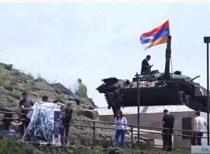 Ծաղիկներ են խոնարհվել Շուշիի տանկ-հուշարձանին