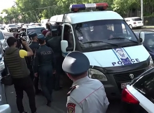 Полицейские задержали иджеванца, проводившего напротив НС акцию с ослом