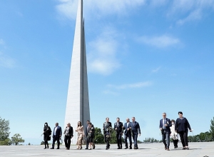 Члены делегации Парламенской ассамблеи Франкофонии посетили Мемориал Цицернакаберда
