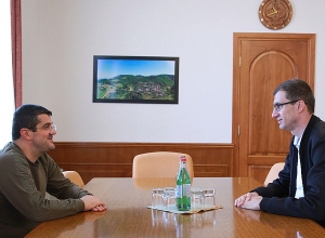 Արայիկ Հարությունյանը Մեսրոպ Առաքելյանին է փոխանցել «Մխիթար Գոշ» մեդալը