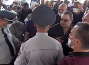 Спор между сотрудниками Наирита и полицейскими напротив Правительства