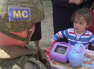 Передача российскими миротворцами гуманитарной помощи в отдаленных поселках Нагорного Карабаха