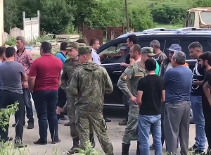 Կարմիր Շուկայի բնակիչները դուրս են եկել գլխավոր ճանապարհ, որտեղով անցնում է ադրբեջանական ավտոշարասյունը