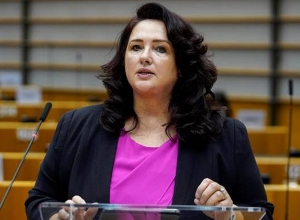 Մենք պնդում ենք  անազատության մեջ պահվող անձանց անհապաղ ազատ արձակումը․  Հավասարության հարցերով ԵՄ հանձնակատար