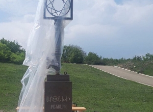 Ստեփանակերտի քաղաքապետարանը՝ Բանալու արձանի վերաբերյալ