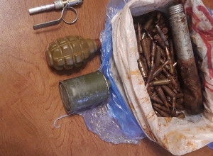 Քաղաքացիները շարունակում են ոստիկանության բաժիններում կամավոր հանձնել ապօրինի զենք զինամթերք