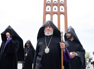 Все сыны нашей нации фанатично должны быть преданы Родине: Католикос