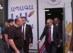 Пашинян в офисе ГД административного района Арабкир