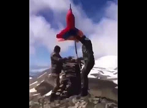 Սև լճի անմիջական հարևանությամբ՝ Իշխանասարի գագաթներից մեկի վրա, տղաները հայկական եռագույնն են դնում