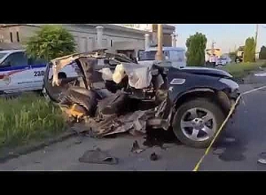 Автомобильная авария напротив Шангри-Ла