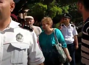 Ոստիկանները թույլ չեն տալիս քաղաքացիներին գտնվել կառավարության շենքի դիմաց