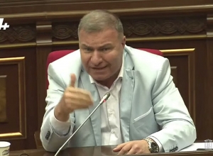 Используйте свой шанс и подайте в отставку вместе с министром, пусть для вас это будет ценой: Мелкумян