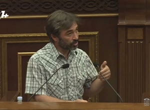 Գնացեք մոմ թափողի մոտ․ Արթուր Մանուկյան